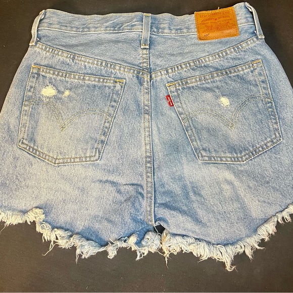 LEVI STRAUSS Vintage Lightwash Denim 501 distress Jean Shorts w27 - Picture 6 of 8